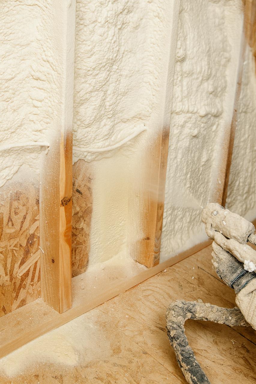 Equipo de Polibal trabajando en un proyecto de aislamiento